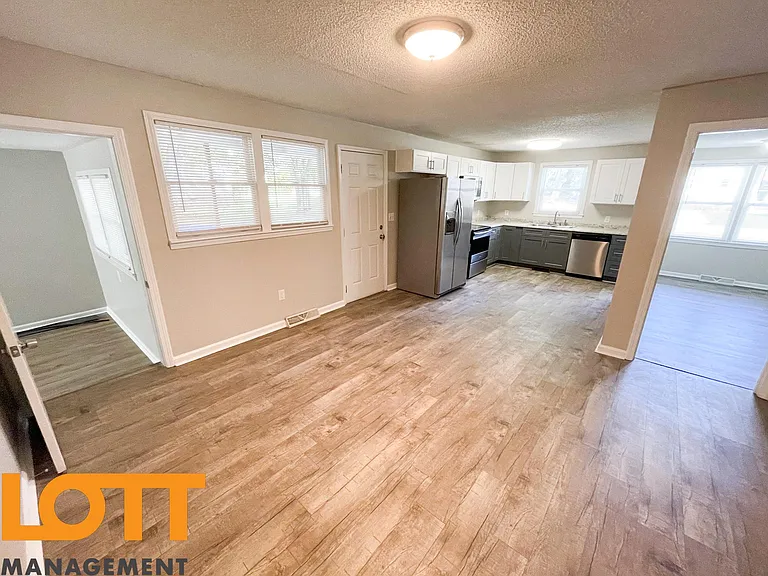 406 S Texas Ave — Photo 10