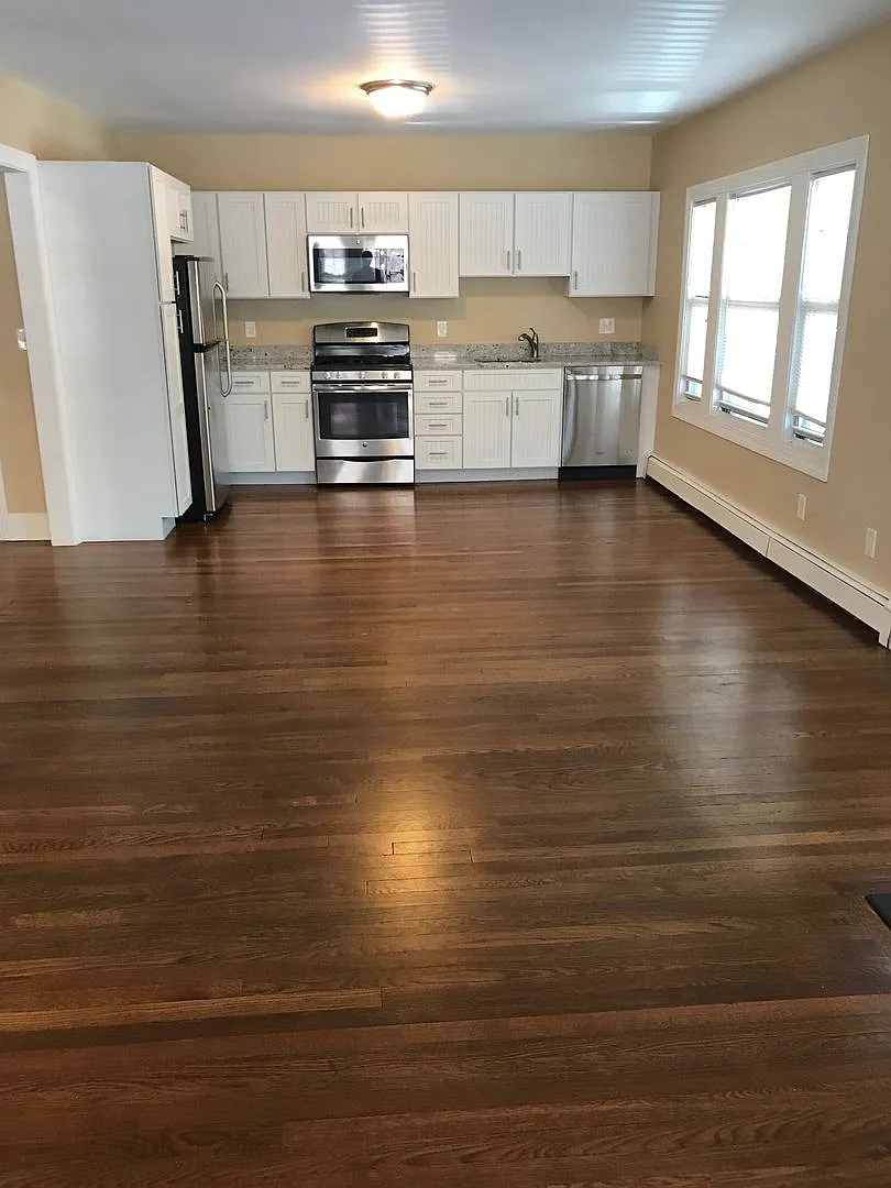 Charming 4 Bedroom — Photo 1