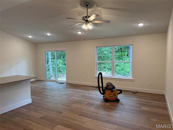 3rd image of 31682 Dogwood Ln