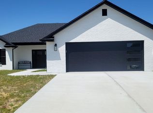 240 Rosewood Ct, Holts Summit, MO 65043