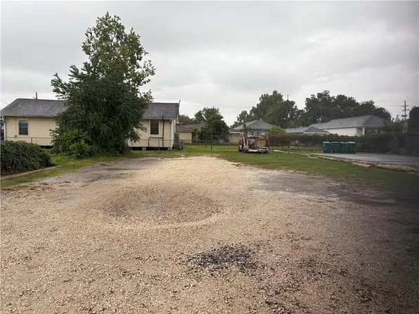 951 12th St, Gretna, LA 70053