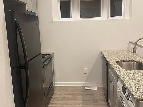 4th image of 935 Belmont Ave Floor 1