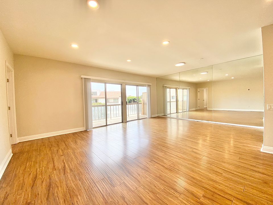 1st image of 624 S Barrington Ave #309