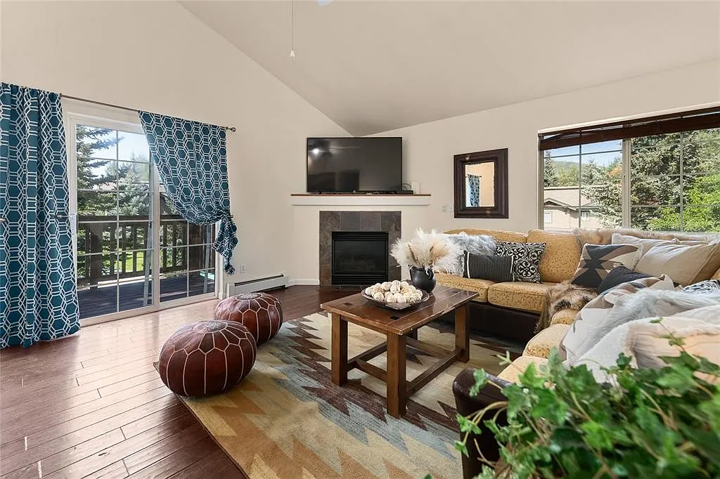 2 bed, 1032 sqft, $3,300 — Photo 1