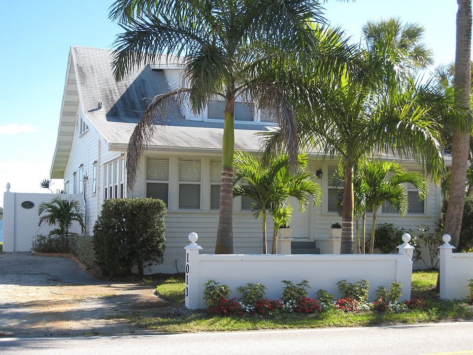 1st image of 1013 SE Saint Lucie Blvd