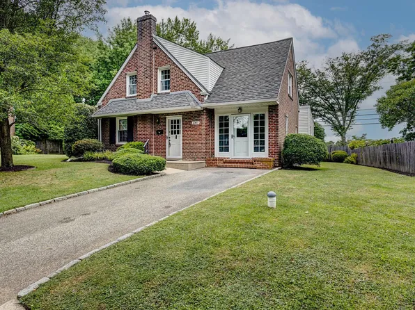 2307 N Gilinger Rd, Lafayette Hill, PA 19444