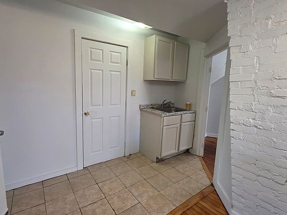 4th image of 171 Frank St #3