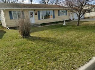 1027 S Birch Ave, Hallock, MN 56728