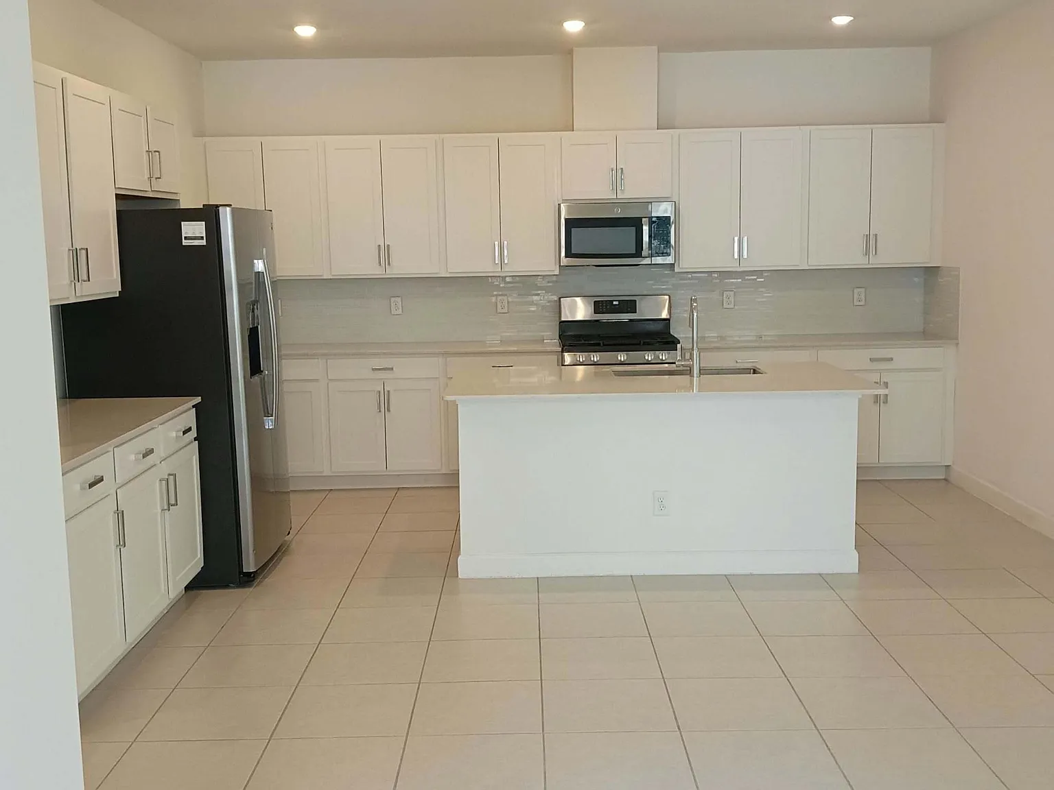 3 bed, 2.0 bath, 1954 sqft, $3,300 — Photo 2