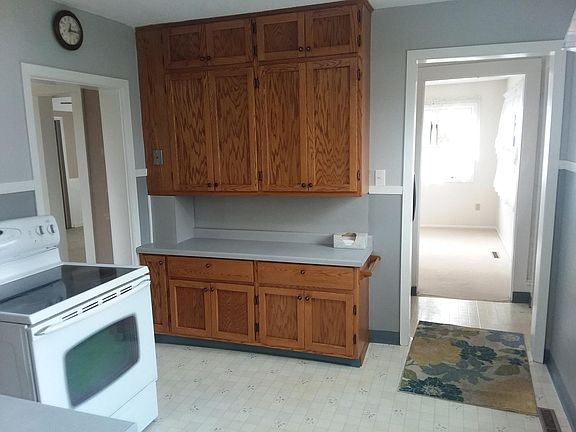 3rd image of 609 Main Ave N