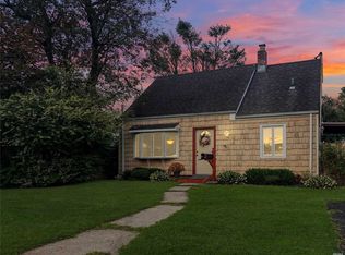 29 Pinetree Ln, Levittown, NY 11756