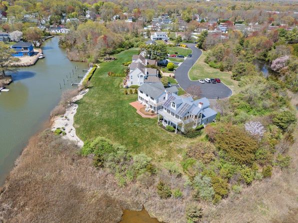 11 Wateredge Court, Oakdale, NY 11769