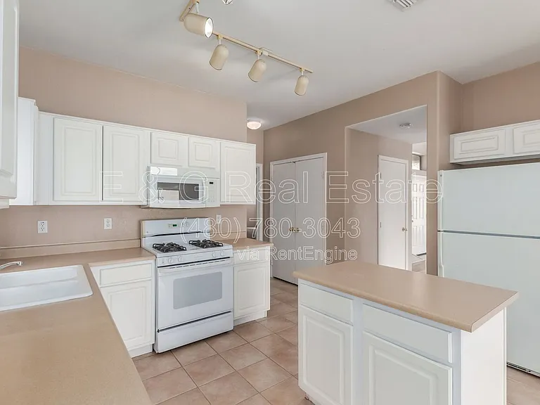 13391 W Crocus Dr — Photo 10