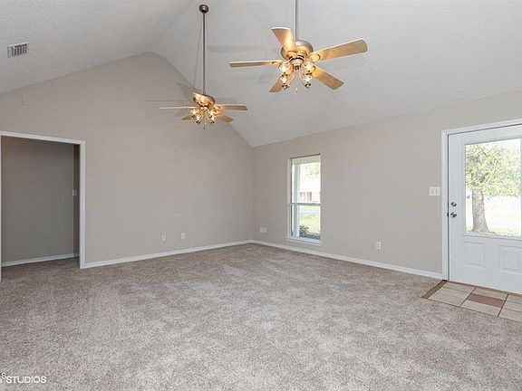 3rd image of 2055 Parkview Dr