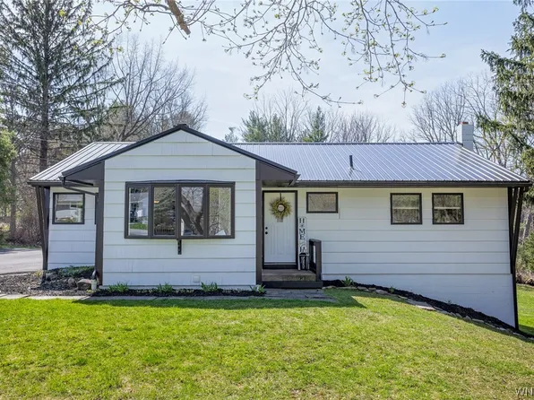 6 Ridgefield Dr, Churchville, NY 14428