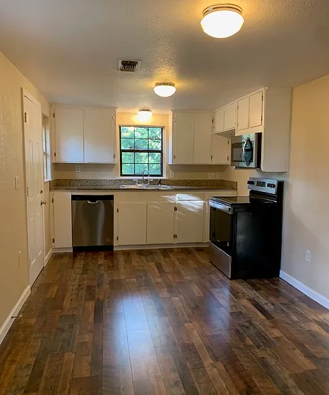823 Cypress Ln — Photo 14