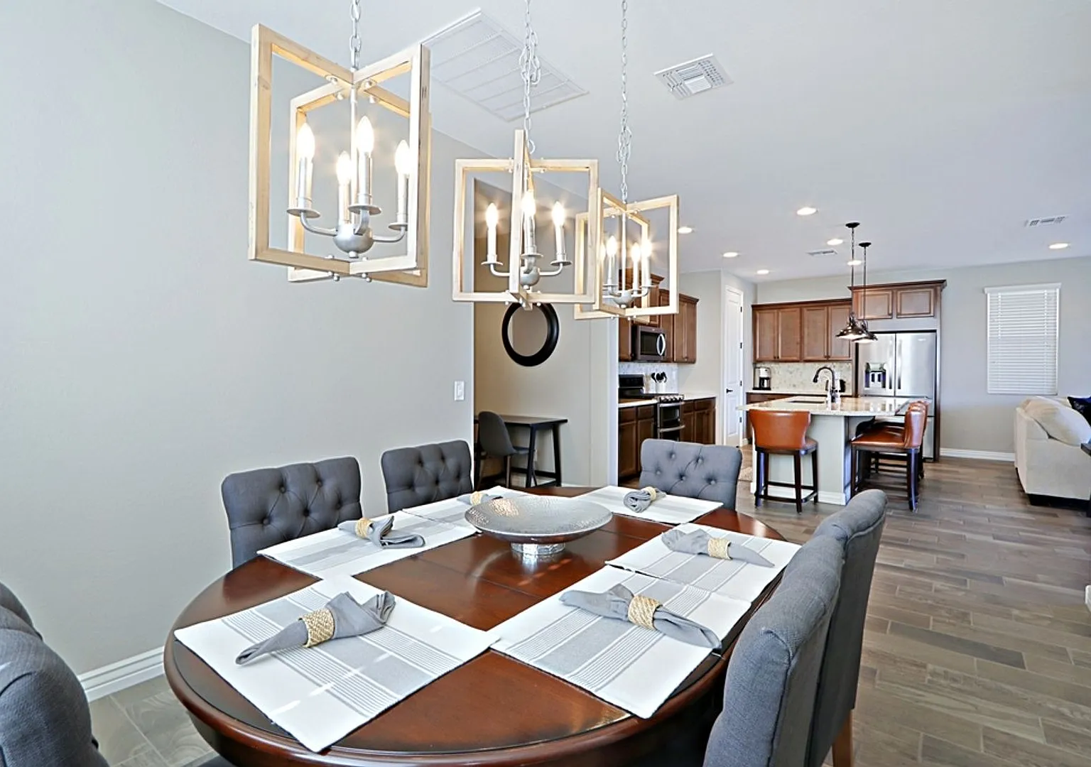 Fully Furnished 4 Bedroom West Valley — Photo 2