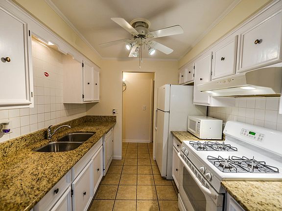 3rd image of 915 Graceland Ave APT 2D