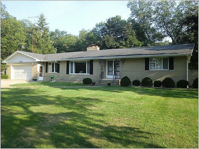 Beautiful ranch with lake ac