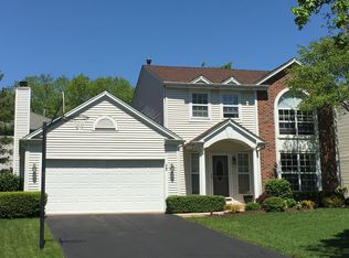 2 Raintree Ct, Cary, IL 60013