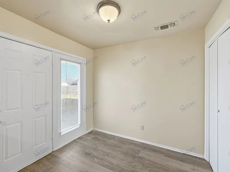 911 Wellridge Dr — Photo 2