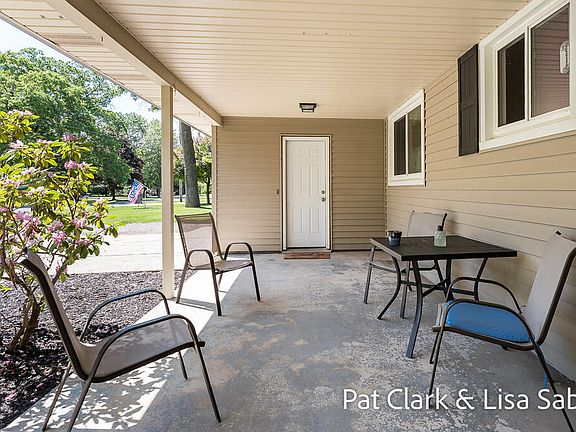 3rd image of 1297 Joslyn Rd