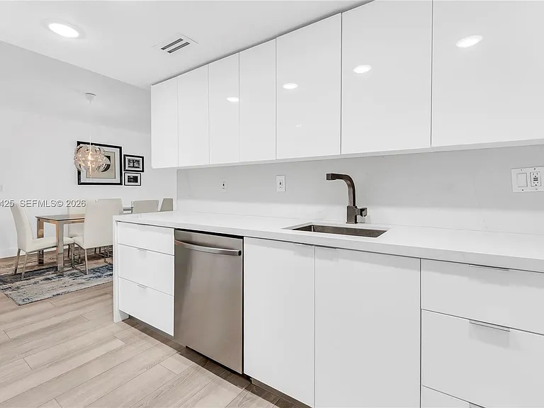 300 Bayview Dr #214 — Photo 5
