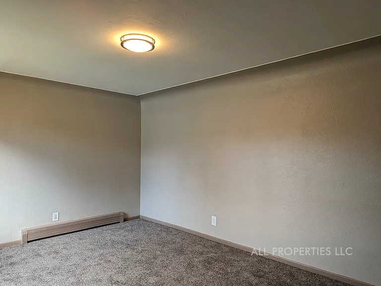 1005 N Newton St — Photo 6