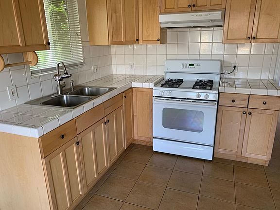 Kitchen area - gas stove!