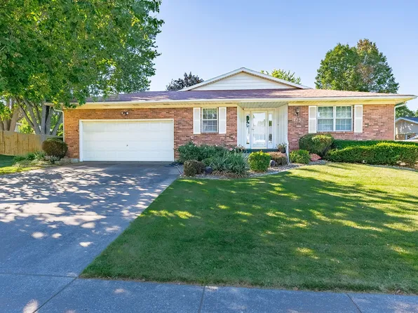 715 Woodland Way, Muscatine, IA 52761