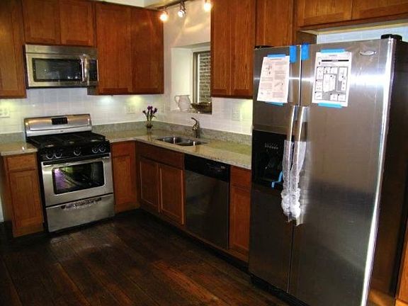 2nd image of 931 W Newport Ave APT 01