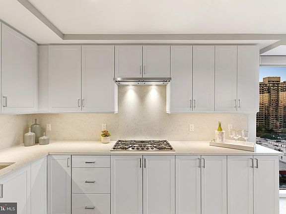 3rd image of 925 N Fairfax St Unit 1107