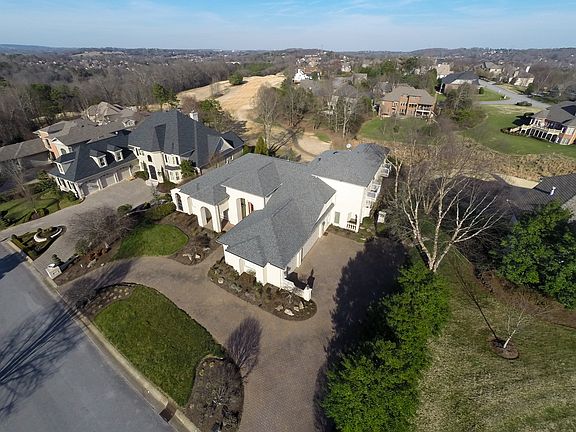 4th image of 916 Fairway Oaks Ln
