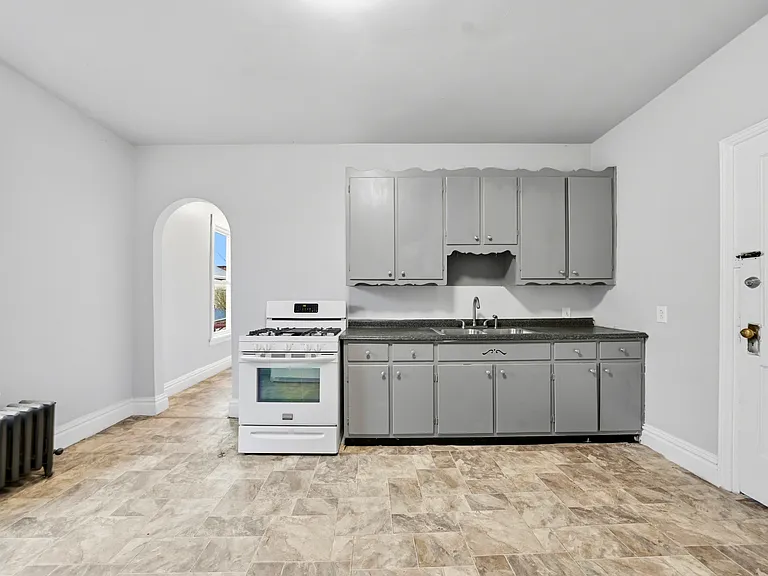 49 Trinity Pl #2 — Photo 2