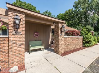 25104 Hamilton Ct UNIT 4, South Lyon, MI 48178