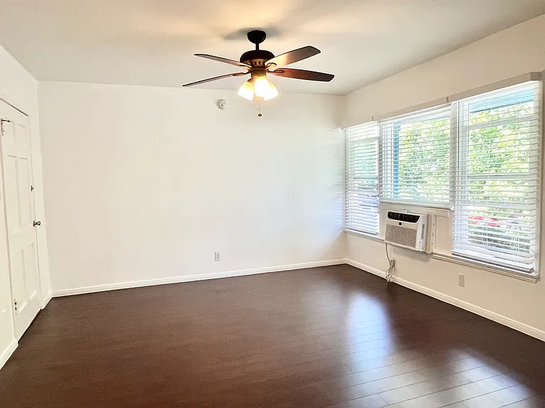 7120 Hawthorn Ave — Photo 4