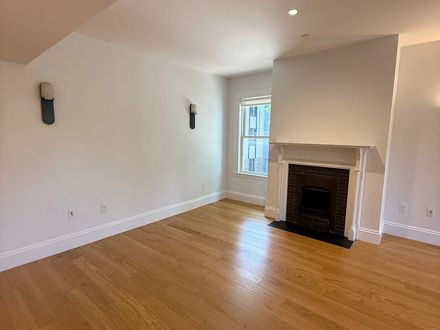 3 bed, 3.0 bath, 9999 sqft, $5,775 — Photo 4