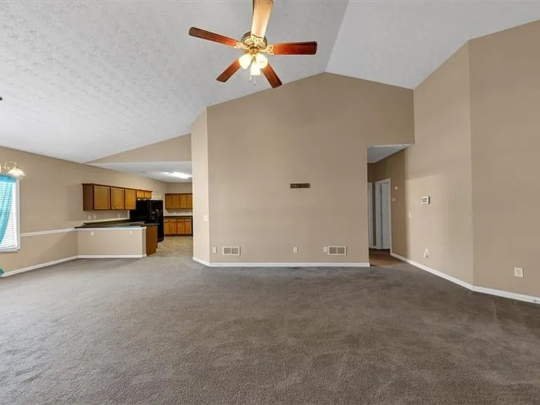 1025 City Park Dr — Photo 3