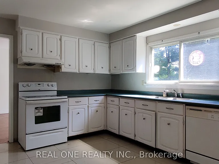 72 Liebeck Cres — Photo 18
