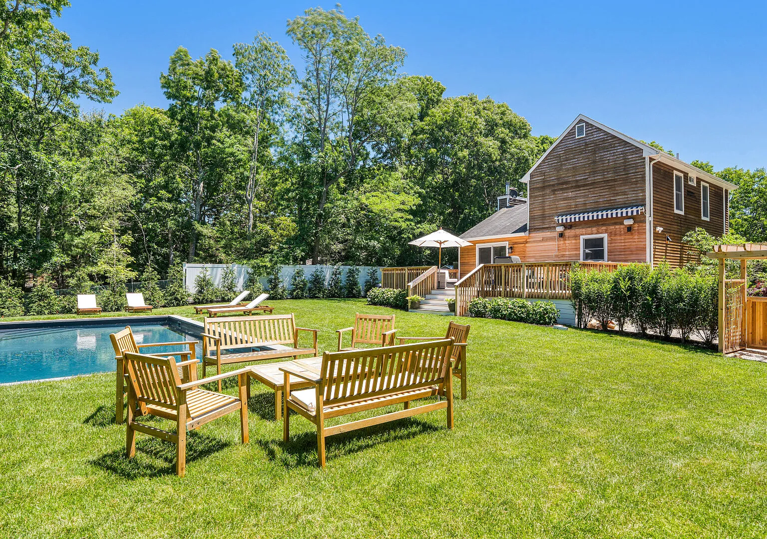 Completely Renovated Modern Retreat with Brand New Pool — Photo 2
