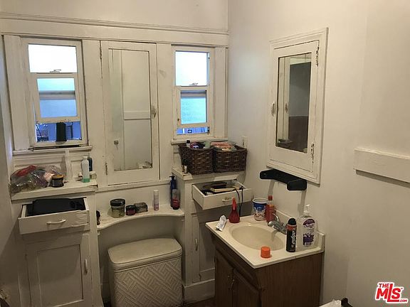 3rd image of 1600 W 65th Pl