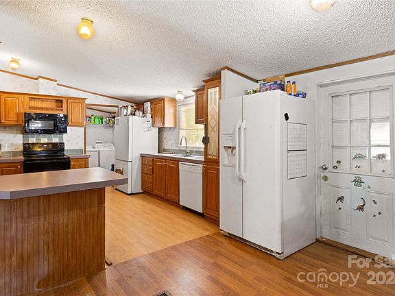 5th image of 222 Hickory Nut Dr