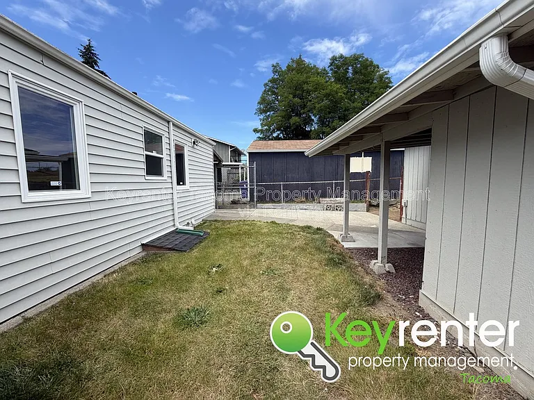 1047 S Rochester St — Photo 14