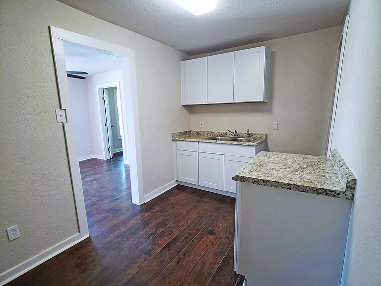 1529 N Walters #1 — Photo 14