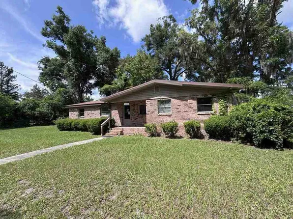 608 Savannah St NW, Branford, FL 32008