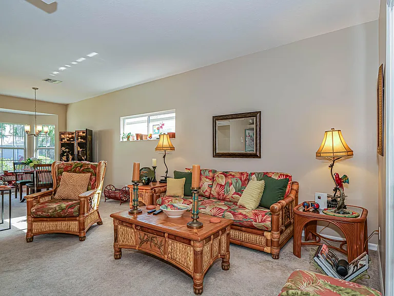 335 Hawthorne Ln — Photo 6