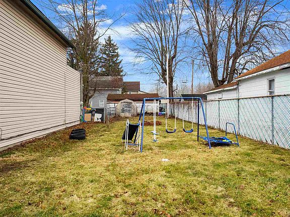 4th image of 902 Woodlawn Ave