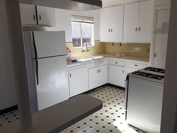 2nd image of 5979 Majestic Ave