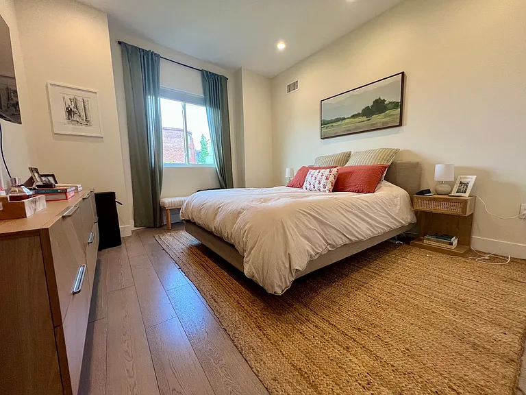 166 W Laurel St — Photo 13