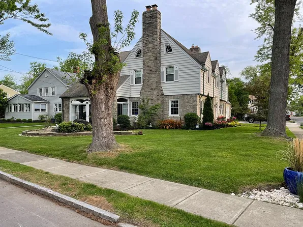 9140 Rivershore Dr, Niagara Falls, NY 14304